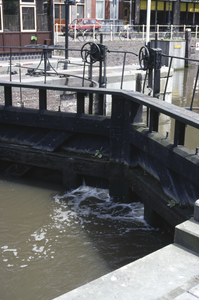 858088 Gezicht op de sluisdeuren van de Weerdsluis te Utrecht.